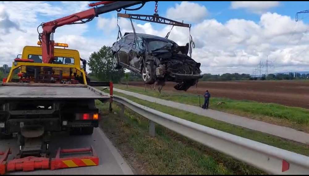 Országúti árokban lévő autó mentése darus autómantővel